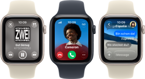 Drei Apple Watch SE 3 Geräte nebeneinander, eines zeigt die Apple Music App, eines einen eingehenden Telefonanruf und eines eine Unterhaltung in Nachrichten